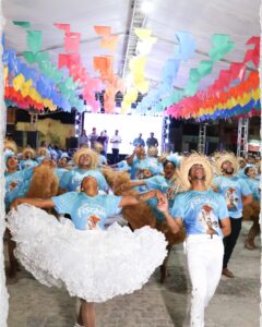 Leia mais sobre o artigo 💃🎭 Encerramento da primeira noite teve show das pratas da casa e muito forró.